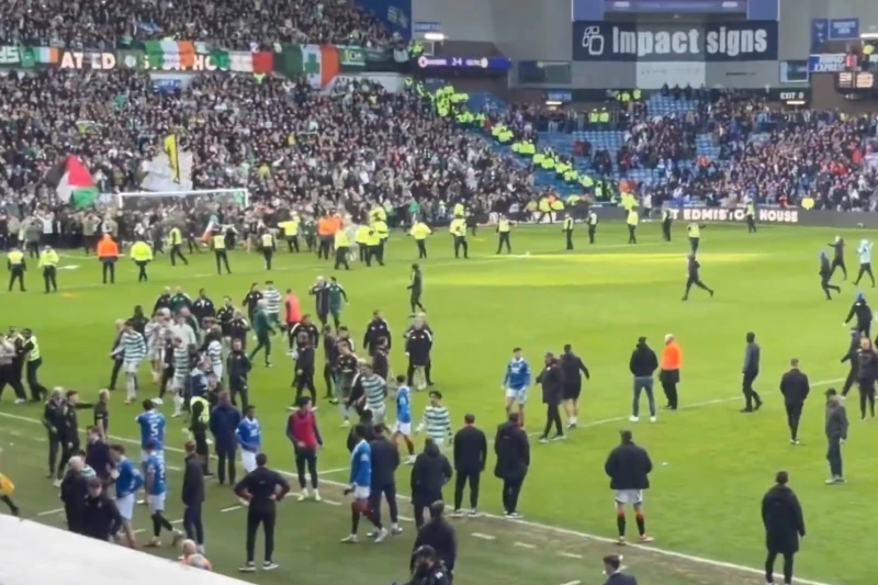 Беспорядки на дерби Old Firm: Болельщики выбежали на поле, есть пострадавшие