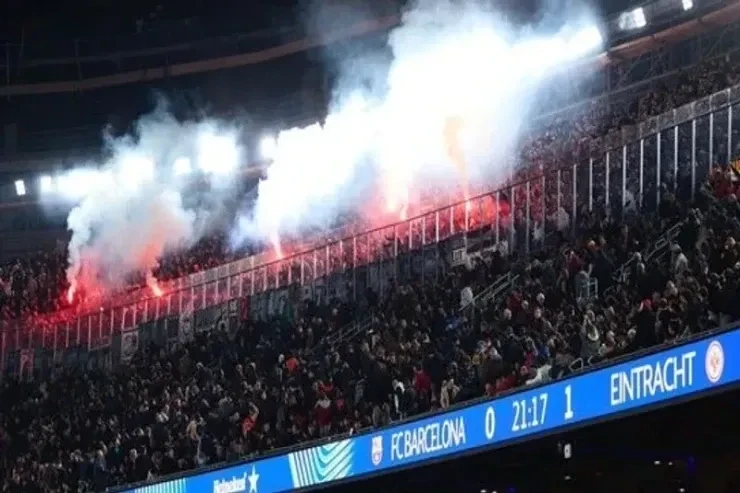 Barselona - Ayntraxt oyununda iğtişaş: Alman azarkeşləri sidiklə hücum etdi