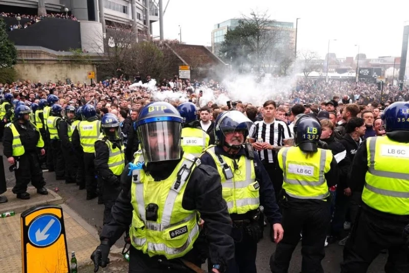 Newcastle - Sunderland maçı öncesi taraftarlar arasında toplu kavga: Bir kişi ağır yaralandı
