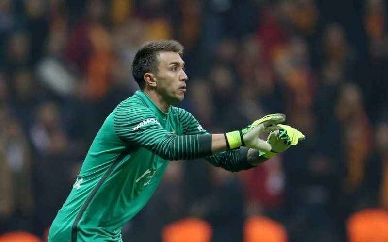 KİV: Muslera mövsümsonu Qalatasaraydan ayrılacaq