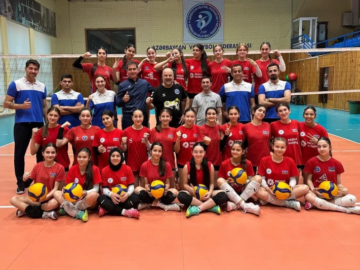 FIVB məşqçi-instruktoru Cengiz Akarçeşme U-14 qız voleybolçulardan ibarət Azərbaycan yığması ilə görüşüb