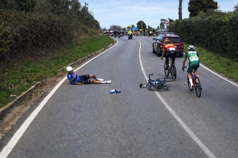 Tirreno-Adriatico'da Kaza: Motosiklet Bisikletçinin Üzerinden Geçti