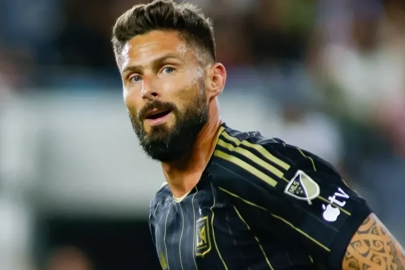 Olivier Giroud reacts to boos from Lille fans