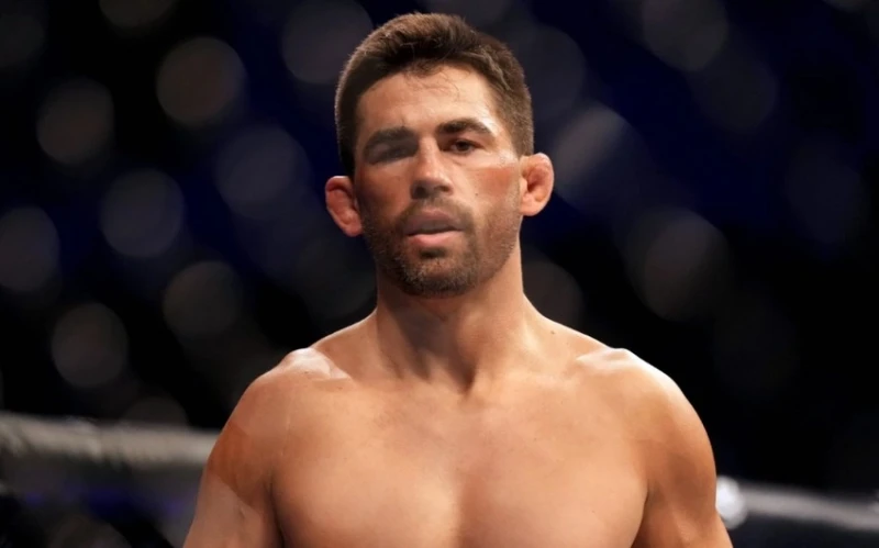 Чемпион UFC завершил карьеру