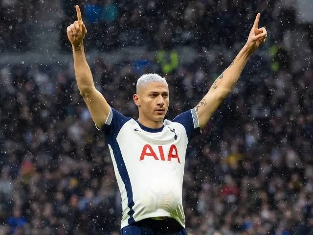 Tottenham hücumçusu Rişarlison, Bolsonaro'nu öz adasını ələ keçirməyə çalışdığı üçün ittiham edir