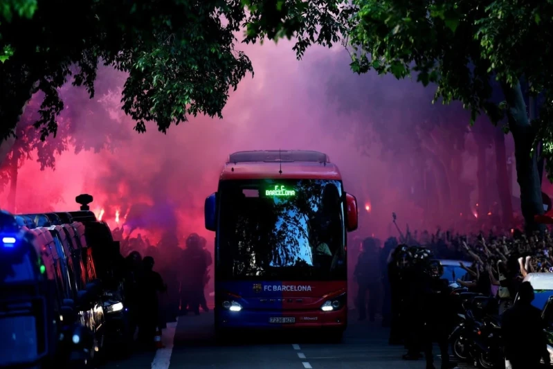 Barselona fanatları El Klasiko öncəsi hər iki komandanın avtobuslarını daşladı