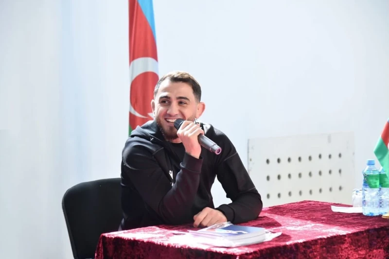 Гаджи Алиев встретился со школьниками в проекте В школе... - ФОТО