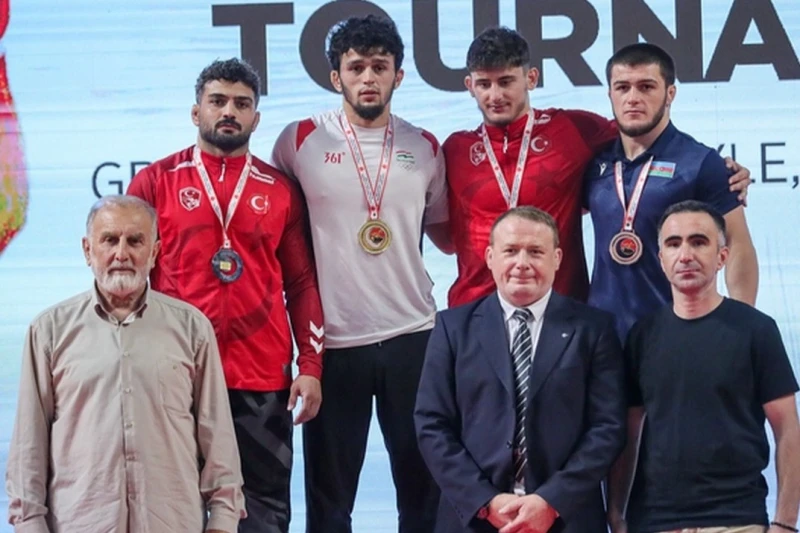 Güləşçilərimiz Yaşar Doğu Memorialında 8 medal qazanıblar