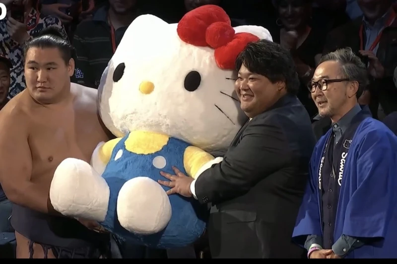 Grand Sumo Turnuvası Galibi Hoşoryu'ya Dev Hello Kitty Oyuncağı Hediye Edildi
