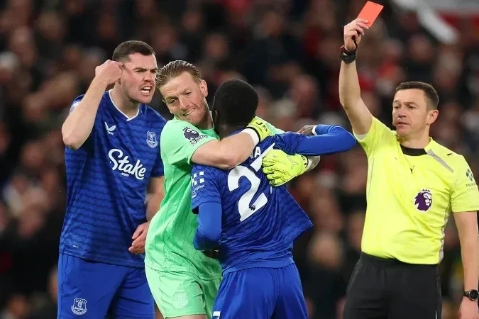 Идрисса Гейе извинился за спор с Майклом Кином