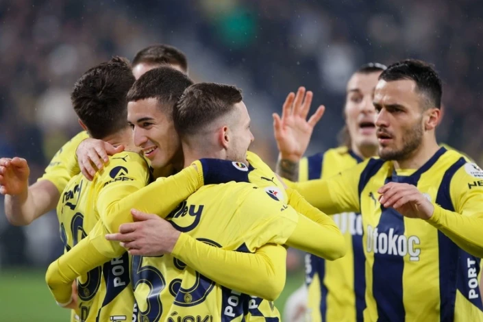 Superliqa: “Fənərbağça” “Qalatasaray”la xal fərqini 4-ə endirib