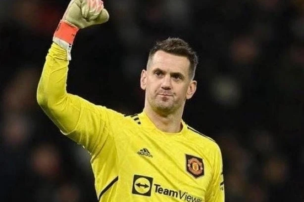 "Napoli" wants to transfer 39-year-old "Manchester United" goalkeeper Tom Heaton