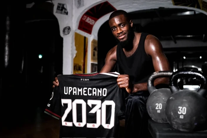 "Bayern" Extends Contract with Upamekano