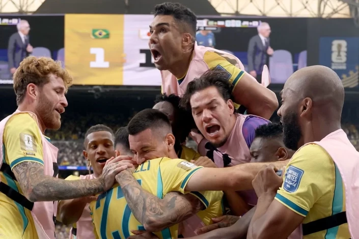 Braziliya millisinin təyyarəsi yalnız bir oyunçu ilə vətənə qayıdıb