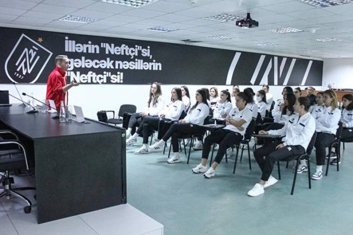 "Neftçi"nin məşqçi və futbolçuları üçün seminar - FOTO