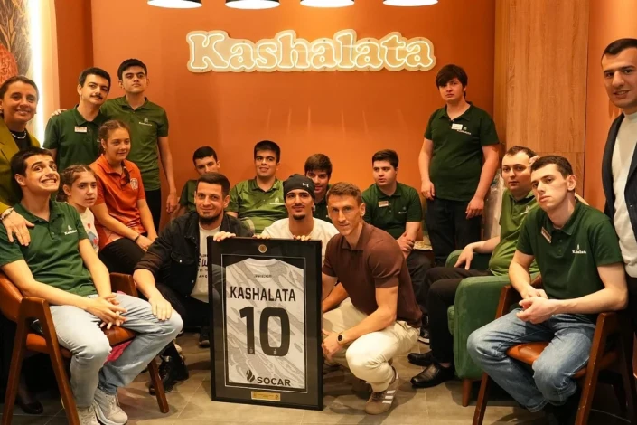 Футболисты «Нефтчи» приняли участие в мероприятии, посвященном Всемирному дню распространения информации об аутизме, и встретились с молодыми людьми с аутизмом