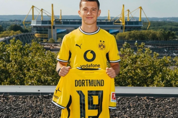 Borussiya 18 yaşlı yunan yarımmüdafiəçini transfer edib