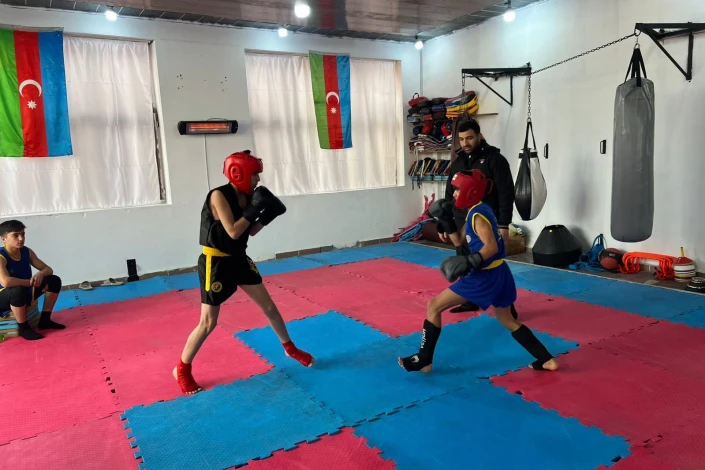 Bərdədə uşu-sanda üzrə rayon birinciliyi keçirilib: 30 idmançı mübarizə aparıb