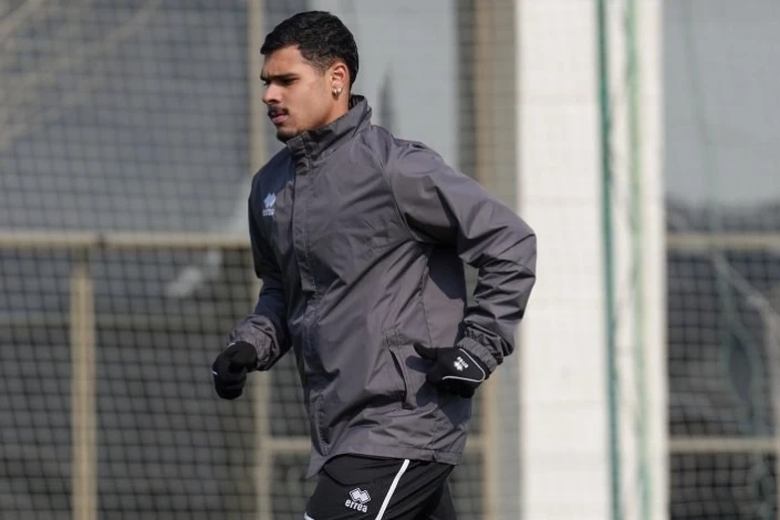 Алекс Фернандес, покинувший "Нефтчи", перешел в "Навбахор"