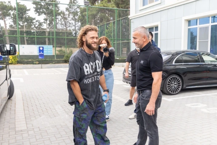 Gurban Gurbanov gifted Rafael Fiziev a "Qarabag" jersey