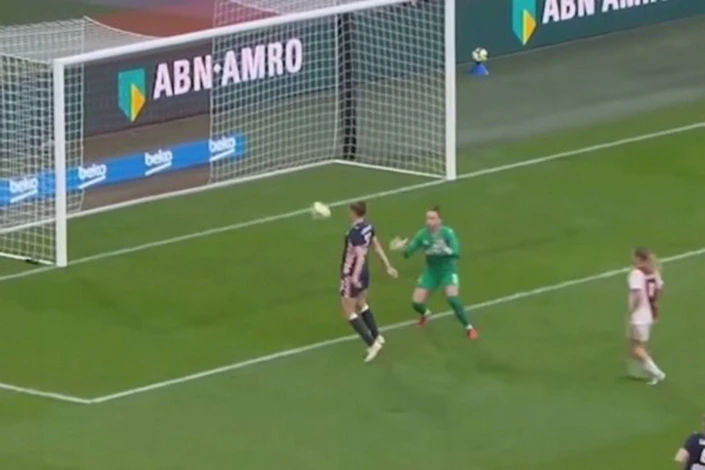 "Ayaks"ın qələbəsi ilə başa çatan "Ayaks" - "PSV" oyununda son dəqiqələrdə avtoqol - VİDEO