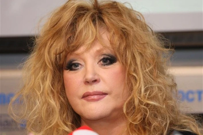 Tatyana Tarasova Alla Puqaçovanı müdafiə edərək, onun qınanmasının yersiz olduğunu bildirib
