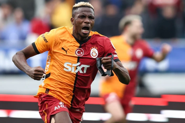 "Qalatasaray" azarkeşlərindən Osimhenə zibilxana xoreoqrafiyası: Futbolçu göz yaşlarını saxlaya bilməyib