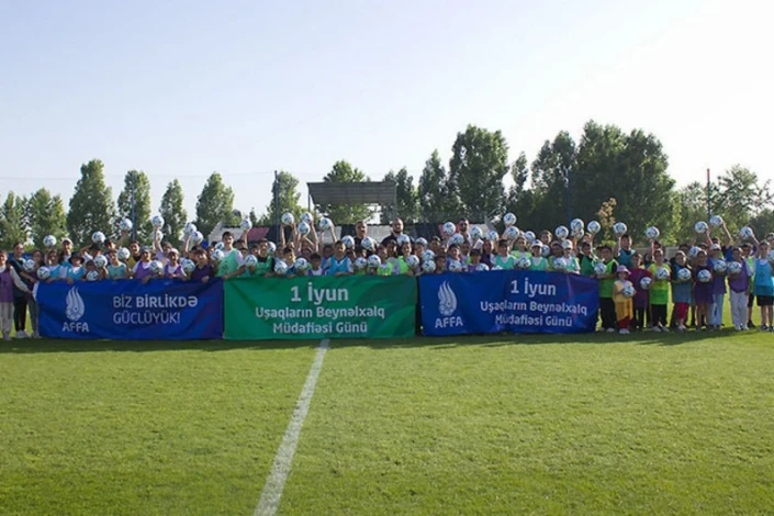 1 Haziran Dünya Çocukları Koruma Günü dolayısıyla Gebele'de toplu futbol festivali düzenlendi
