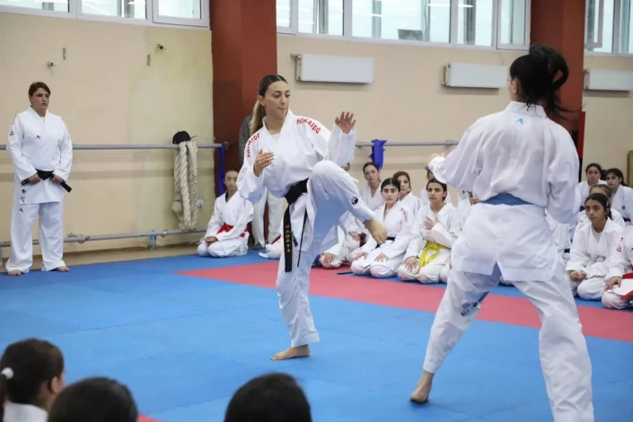 Bakıda 200-dən çox qadın karateçi seminar keçirdi