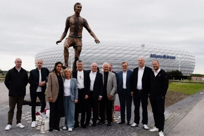 Monument erected in Munich in honor of Franz Beckenbauer - PHOTO