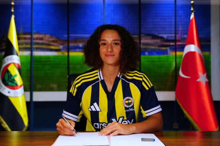 Qadın futbolçu Peritan Bozdağ "Fənərbaxça" ilə müqavilə imzalayıb