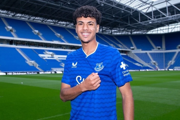 "Everton" Transfers Bayern Defender Adam Aznou