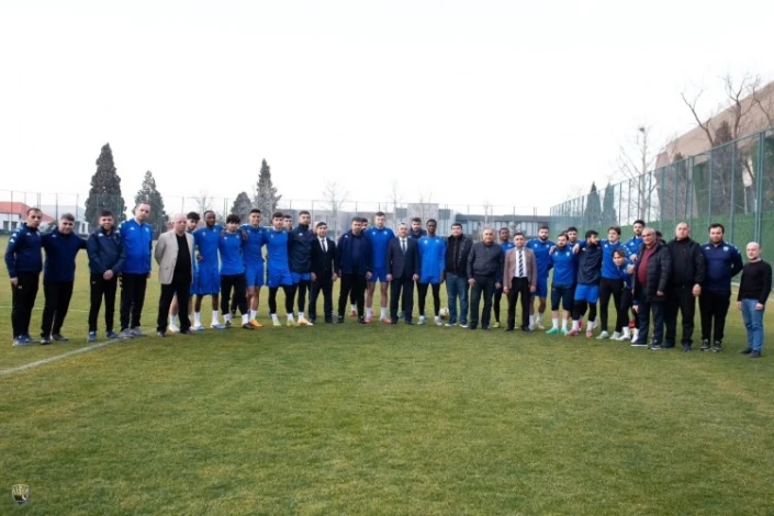 Elşen Hüseynov "Kepez"de futbolcularla görüştü, akademi ile tanıştı