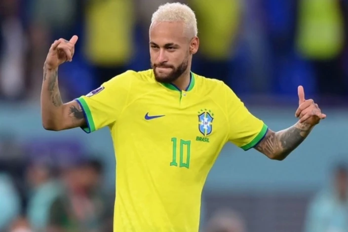 Neymar Pelenin “Santos”da geyindiyi 10 nömrəli formanı alıb