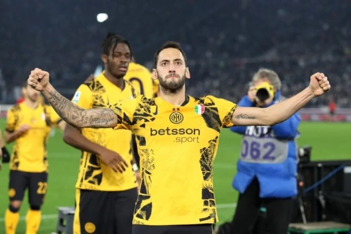 Hakan Çalhanoğlu karyerasını başa vurmaq istədiyi klubu açıqladı