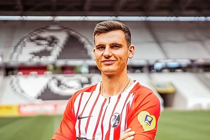 Yannik Engelhardt “Frayburq”a qayıdıb