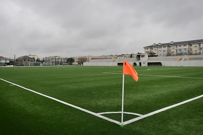 Binə qəsəbə stadionunda süni ot örtüyünün yenilənməsi işləri başa çatıb