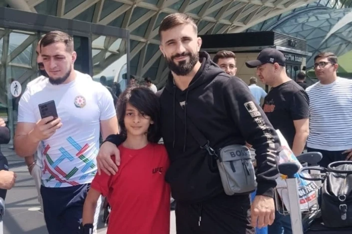 Назим Садыхов прибыл в Баку для участия в турнире UFC - ВИДЕО