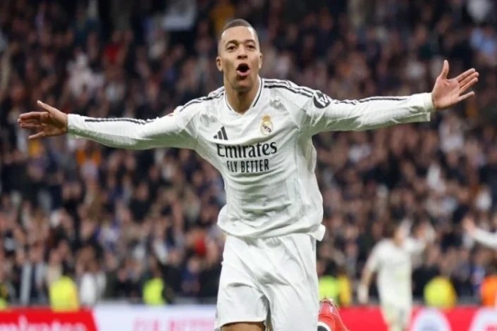 Top 10 Center Forwards in the World - LIST