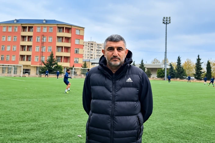 Rəşad Sadiqov: “Təhsil və sıx oyun proqramı futbolçularımızı yorur, bəzi hallarda dərsdən dərhal sonra məşqə gəlirlər”