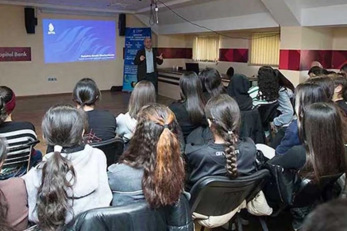 “Sumqayıt”ın futbolçularına danışılmış oyunlarla bağlı seminar keçirilib