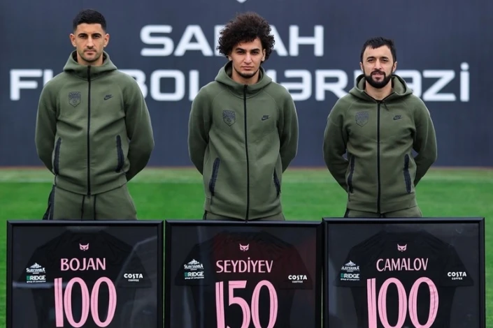 "Sabah" üç futbolçusunu mükafatlandırıb