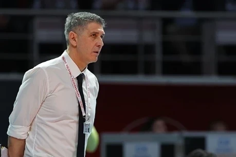 "Fənərbaxça" voleybol komandasının baş məşqçisi Slobodan Kovaçla yollarını ayırdı