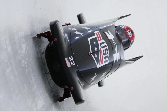 ABŞ Bobsley Komandasının Üç Üzvü Sankt-Moritsdə Trasda Yıxılıb, Pilot Yarışı Təkbaşına Başa Vurub