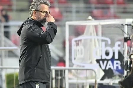 "Santos" Sacks Head Coach Kleber Xavier