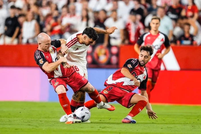 Seville beats Rayo Vallecano while being in the minority