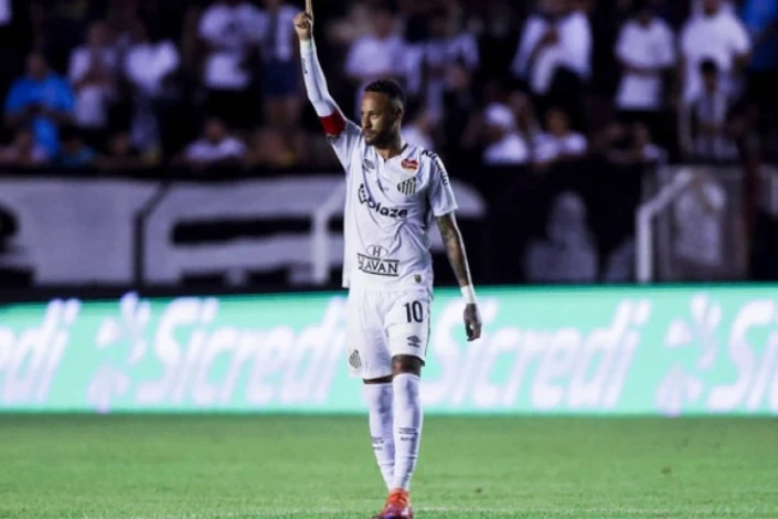 Neymar's father does not rule out his son's return to Europe