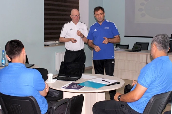 UEFA Pro Kateqoriyalı Məşqçi Kursunun III Mərhələsi Liderlik Mövzularını Əhatə Edir