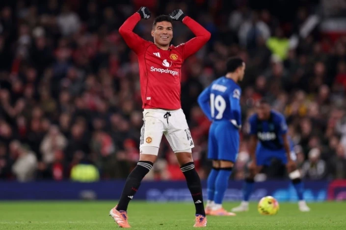 Casemiro decides to stay at Manchester United and awaits a new contract