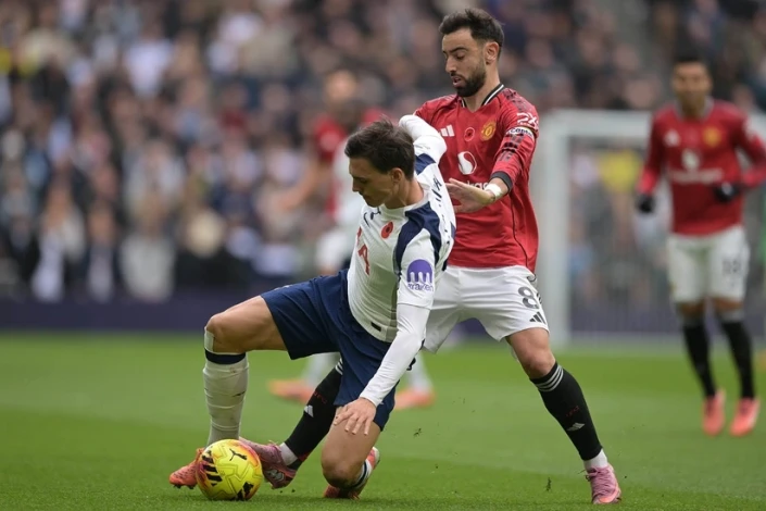 "Manchester United", "Tottenham"ı mağlup etti ve üst üste dördüncü galibiyetini aldı